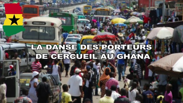 La danse des porteurs de cercueil au Ghana en Afrique de l'Ouest