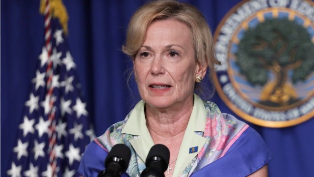 Medical Data Pros Say They're 'Troubled' By Trump Admin's Change In Reporting COVID-19 Cases