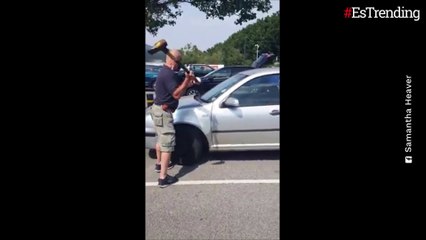 Un hombre rompe el vidrio de un auto con un hacha para salvar a un perro atrapado