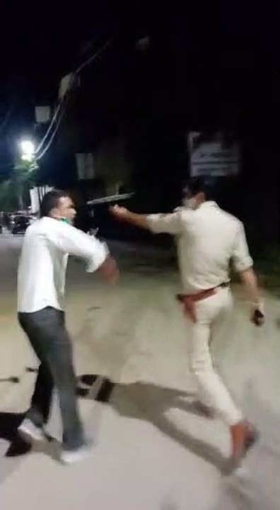 प्रयागराज: जबरन दुकान बंद कराने को लेकर भड़के दुकानदार