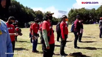 Kemenparekraf Bersama APGI Gelar Upacara Bendera 17 Agustus di Gunung Papandayan