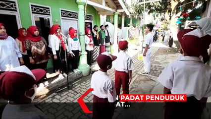 Upacara Hari Kemerdekaan di Dalam Gang Sempit