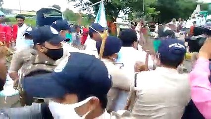 इंदौर: सिंधिया को काले झंडे दिखाने से पहले कांग्रेसी हुए गिरफ्तार