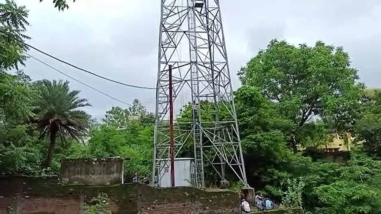 मांगों को लेकर टावर पर चढ़ा दिव्यांग, सुनवाई ना होने पर दी आत्महत्या की धमकी