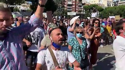 Hundreds protest in Madrid against mandatory face coverings