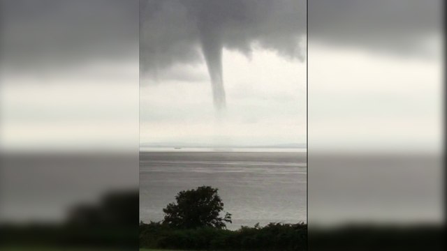 Les images d'une impressionnante trombe marine observée dans le canal de Bristol