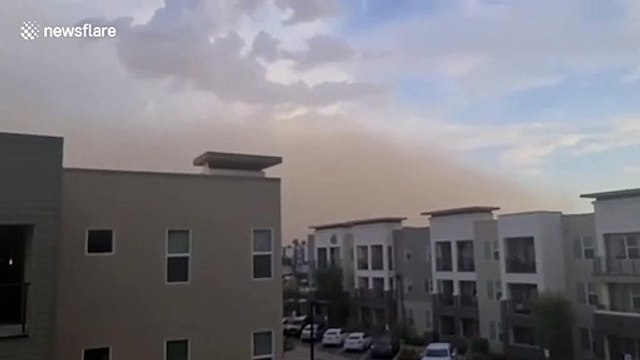 Dust storm blankets homes in Phoenix, Arizona