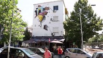Arnavutluk'ta genç sanatçı Tiran duvarlarını resimleriyle süslüyor - TİRAN