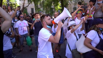 المئات يتظاهرون في مدريد رفضا لوضع الكمامة