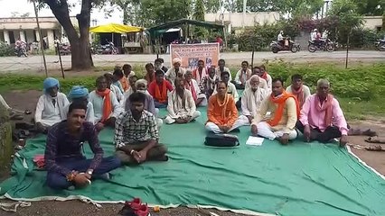 गरोठ: 15 महीनों से मानदेय नहीं मिलने से नाराज पुजारी संघ बैठा धरने पर