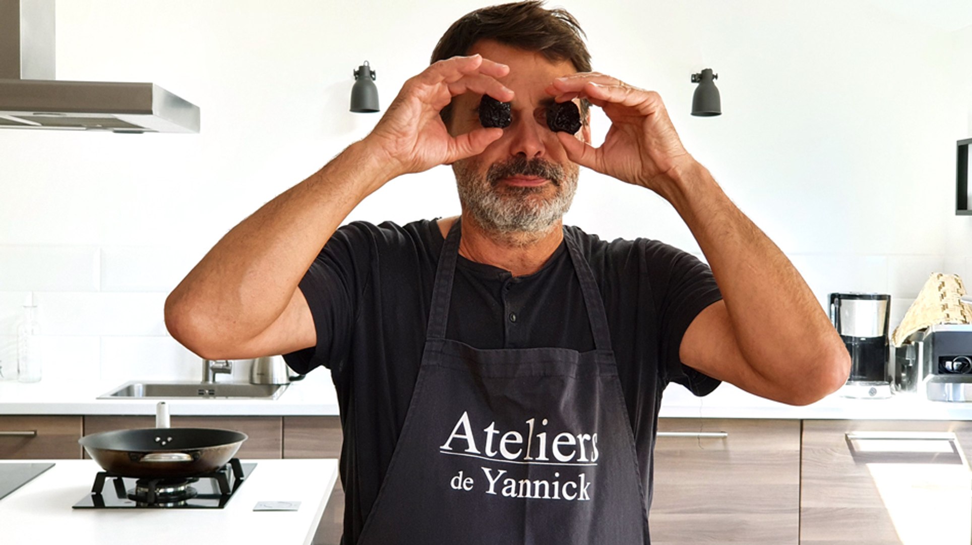 Le Far Breton Aux Pruneaux Super Moelleux La Recette De Yannick Video Dailymotion