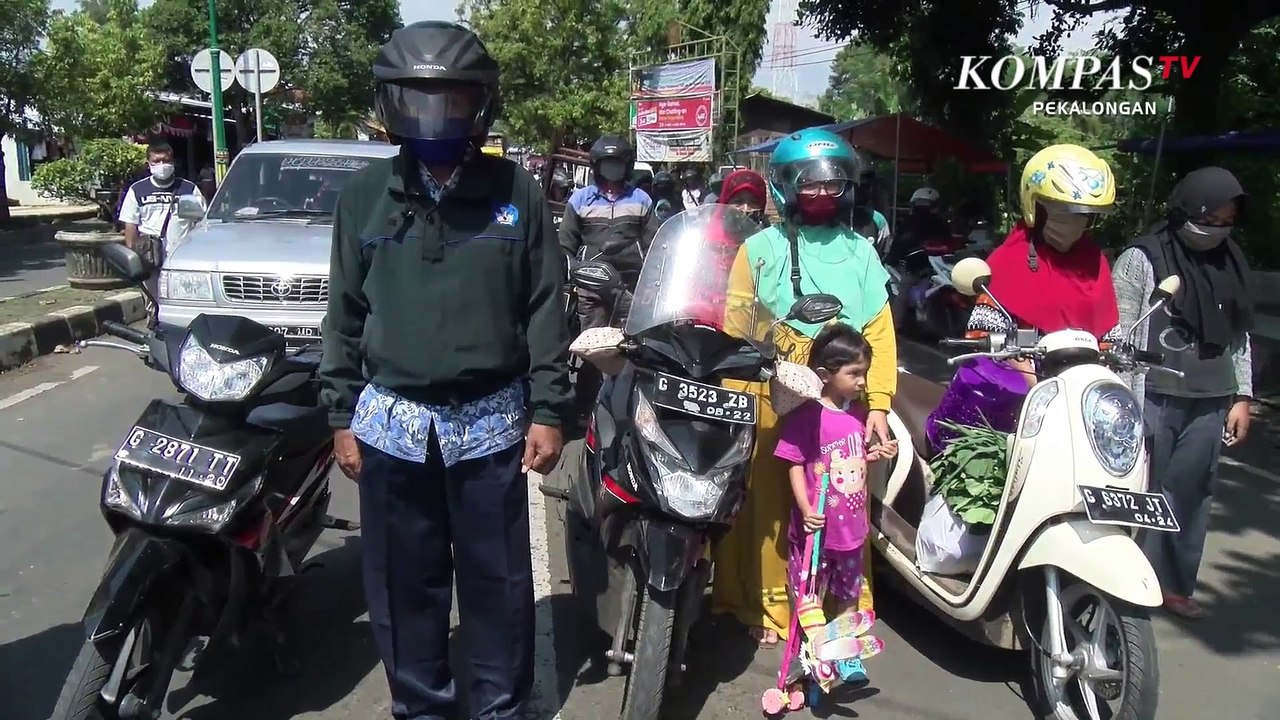Tepat 10.17 WIB Pengguna jalan berdiri selama 3 menit