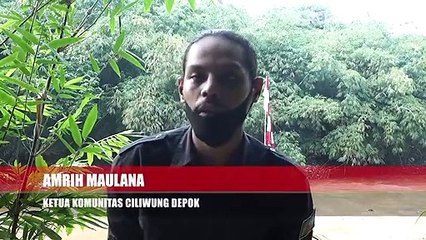 Petugas upacara mengibarkan bendera merah putih saat rangkaian upacara bendera di Sungai Ciliwung, Depok, Jawa Barat, Senin (17/8).