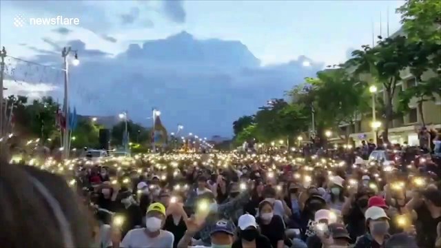Thousands in Bangkok use cell phone lights during protest against Thai government