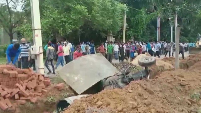 Bengal: Locals protest against construction of wall