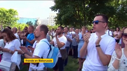 Biélorussie : la fronde contre Loukachenko s'amplifie, ses partisans se mobilisent