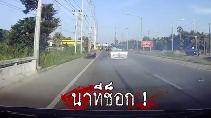 กระบะซิ่งแข่งกันเป็นเจ้าถนน สุดท้าย จยย. ตัดหน้า กลายเป็นอุบัติเหตุช็อก !