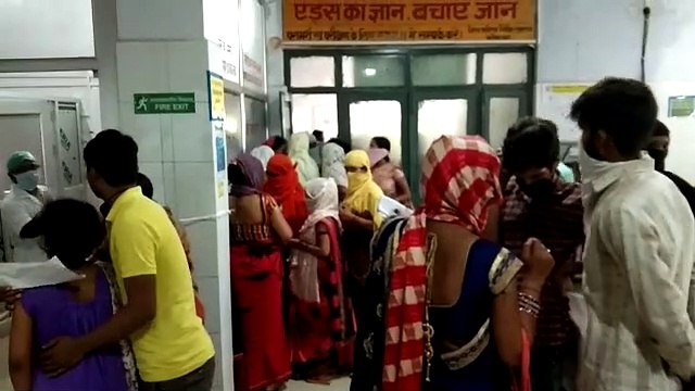 सदर हॉस्पिटल में सोशल डिस्टेंसिंग की खुले आम उड़ाई जा रही धज्जियां