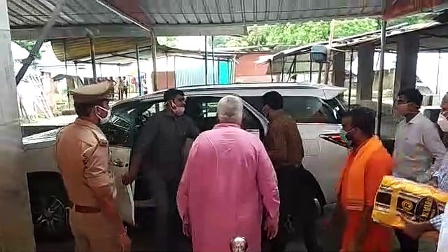 एसपी ने छुए कैबिनेट मंत्री के पैर, वीडियो वायरल