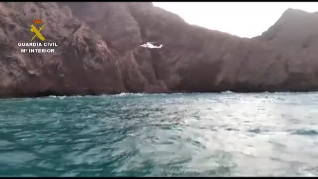 La Guardia Civil rescata a una familia que había quedado atrapada en una cala de Almería