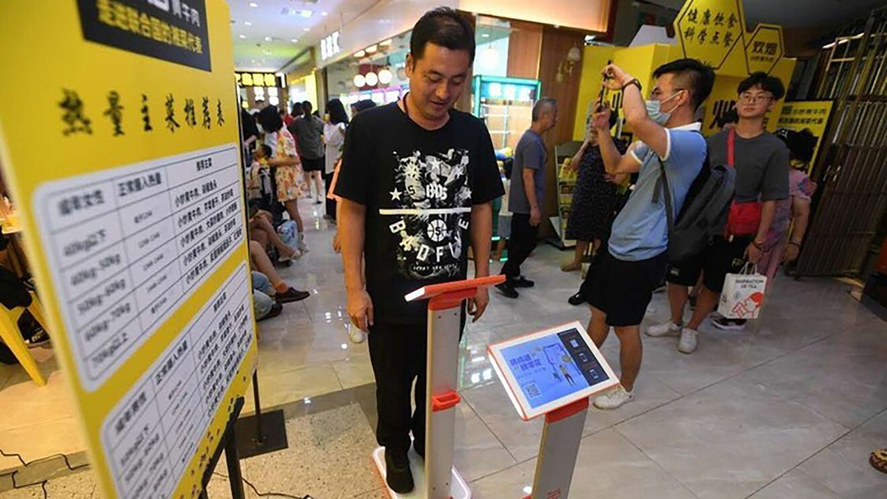 Bắt khách lên cân trước khi gọi món, nhà hàng hứng mưa gạch đá