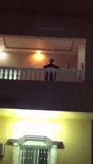 فيديو مؤثر: أب يحضر زفاف ابنته من شرفة الحجر الصحي بسبب كورونا