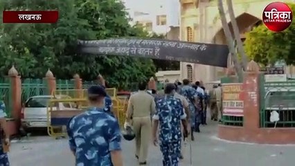 पुराने लखनऊ में गश्त देते अधिकारी