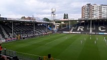 Coup d'envoi Charleroi - Ostende. Fumigènes, pétards, chants, drapeaux: les fans carolos mettent l'ambiance depuis l'extérieur du stade