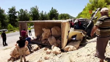 Antalya’da taş yüklü kamyon devrildi