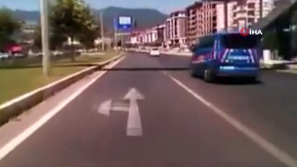 3 jandarmanın yaralandığı kaza anı araç kamerasına böyle yansıdı