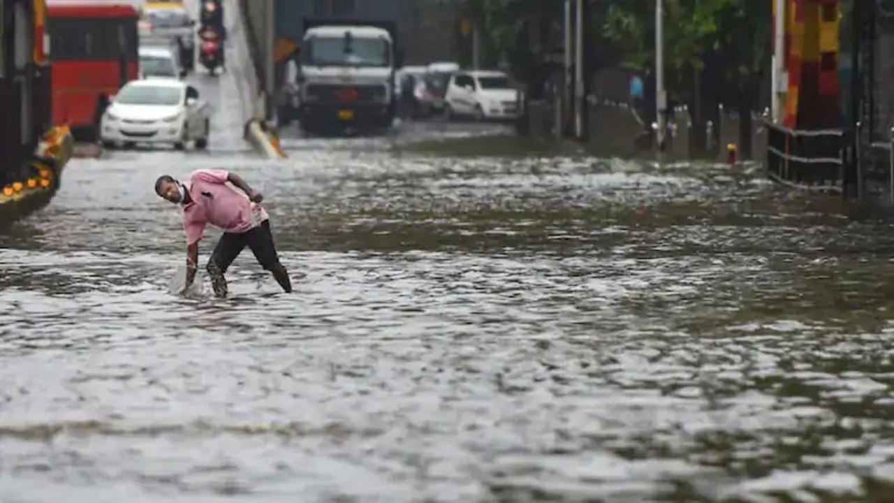Heavy rains lash parts of south & central Gujarat districts