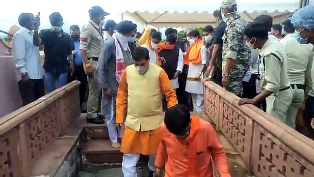 रामघाट पर रैलिंग टूटी, चपेट में आने से बाल-बाल बचे सिंधिया