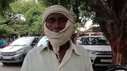 पीड़ित ग्रामीण अपनी समस्याओं को लेकर पहुंचा जिलाधिकारी के पास