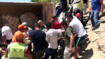 Devrilen hafriyat kamyonunda sıkışan sürücü itfaiye ekiplerince kurtarıldı - ANTALYA