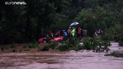 Több falvat is elvágott a külvilágtól az árvíz Kínában
