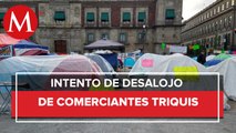 Intentan desalojar campamento de comerciantes triquis en Zócalo de CdMx