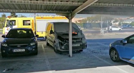 En llamas una furgoneta en el aparcamiento del supermercado Día de Jerez