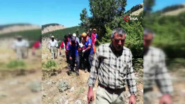 Çay toplamak çıktığı dağda mahsur kalan şahsı ekipler 4 saat boyunca sedyede taşıdı