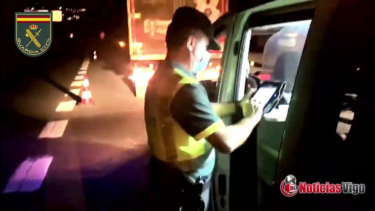 A Garda Civil intercepta a un camioneiro que quintuplica a taxa maxima de alcoholemia na A-52