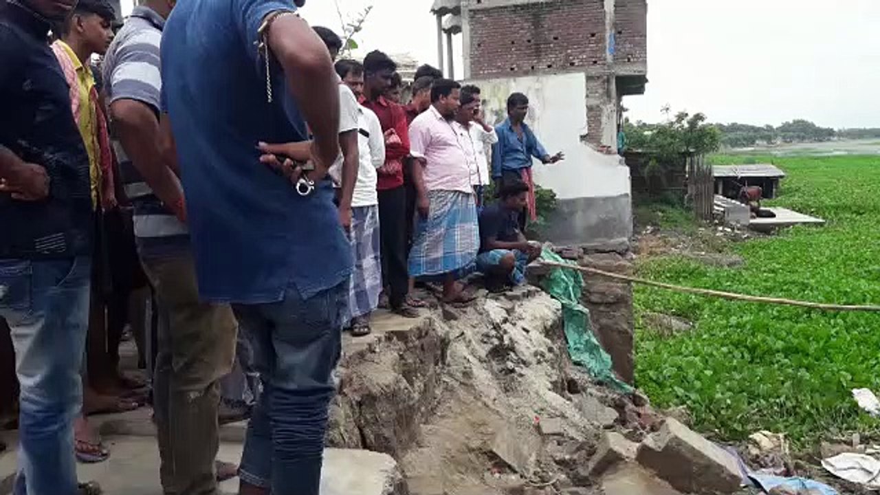 গভীর ঘুমে আচ্ছন্ন পরিবারের উপর ভাঙল আস্ত বাড়ি