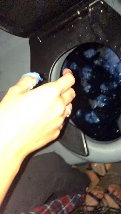 Obligé de fouiller dans la cuvette des toilettes publiques pour retrouver...