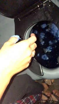 Obligé de fouiller dans la cuvette des toilettes publiques pour retrouver...