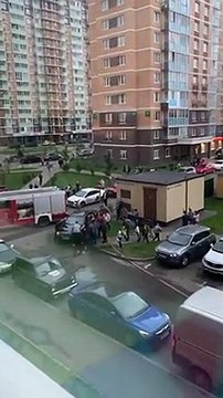 Des passants viennent aider des pompiers à passer avec leur camion