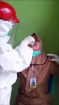 Très mauvais réflexe de cette femme pendant un test du coronavirus