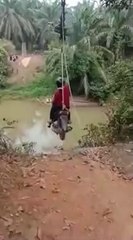 Descargar video: Traverser une rivière sans pont à moto