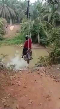 Traverser une rivière sans pont à moto