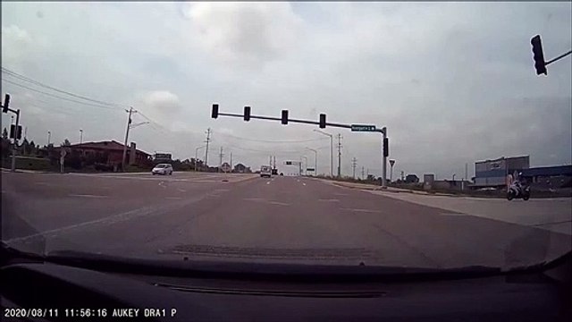 Ce motard évite le pire d'une façon géniale