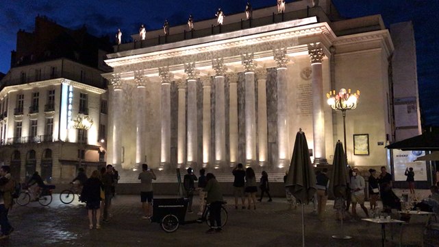 Première nocturne pour le rideau d’eau du voyage à Nantes