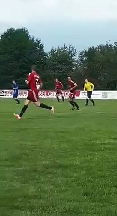 Distanzschuss gegen die Latte von M. Riedel