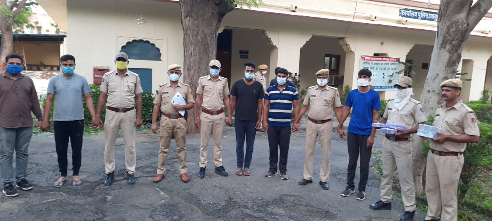 पांच पिस्तौल, सात जिंदा कारतूस जब्त, चार गिरफ्तार